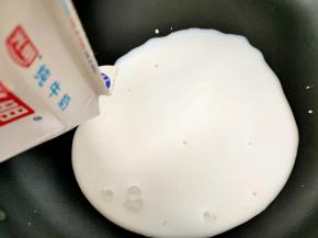 牛奶250ML加入不粘锅中