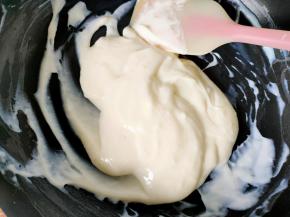 一直搅啊搅，搅拌至全部成糊状，没有液体为止（全程一定要小火，并要不断搅拌）