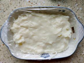 将牛奶糊倒入容器中，抹平，然后在牛奶糊表面盖一层保鲜膜，放入冰箱冷冻一小时以上