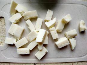 取出冷冻好的牛奶糊，切成自己喜欢的形状