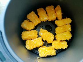 空气炸锅预热后，放入炸篮中，180度，烤8分钟