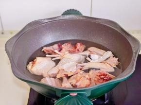 鸡剪小块冷水下锅烧开，煮3分钟捞出冲洗干净。