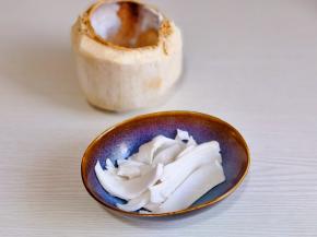 椰肉挖出来。