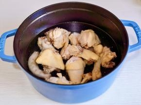 焯水的几块倒入锅中，加清水。