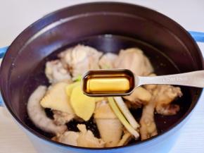 加入料酒烧开煮10分钟。