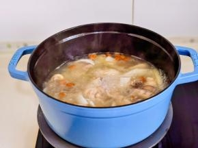 最后加入枸杞煮沸即可关火。