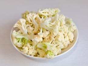 花菜洗净掰小朵。