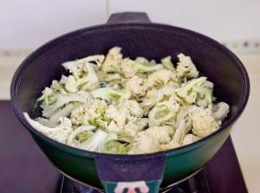 锅中水烧开，加1勺盐下花菜煮熟。