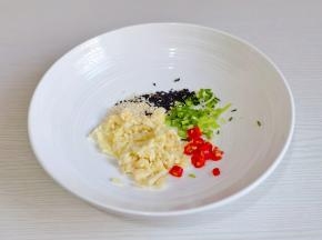 辣椒粉，蒜末，葱花，芝麻，小米辣，盐放入器具中。