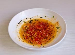 淋上热油搅拌均匀。