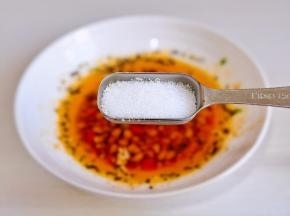 加入白砂糖搅拌均匀。