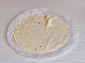 手抓饼放在油纸上。