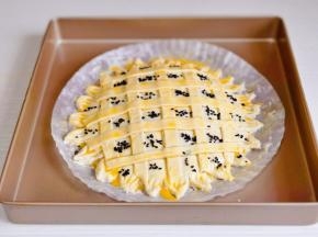 放入烤盘中，刷上蛋液，撒黑芝麻。