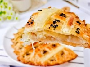 迫不及待品尝一块。