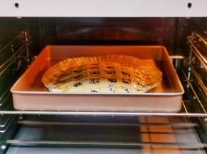 入烤箱中层，上175度，下180度烤25分钟。