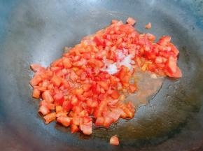 锅里加入少许植物油，油热后倒入西红柿加入盐翻炒出汁来