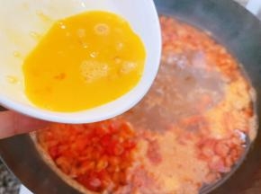 加入清水，水开后熬煮5分钟，淋上蛋液