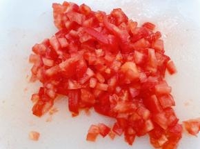 西红柿顶部划十字，用开水烫一下去掉外皮，切成小丁