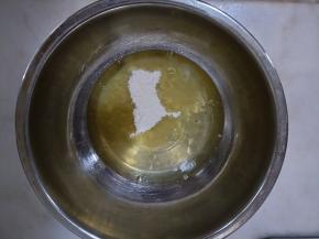 蛋清加糖粉用手动打蛋器混匀。