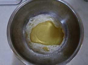 加入玉米油搅拌均匀。