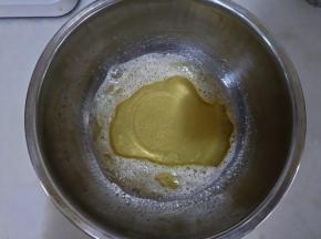 加入玉米油搅拌均匀。