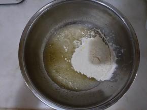 加入高筋面粉搅拌均匀。