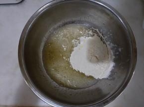 加入高筋面粉搅拌均匀。