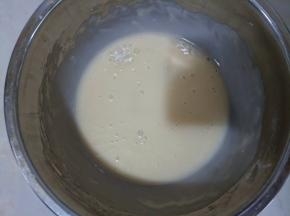 搅拌成浓稠糊状。