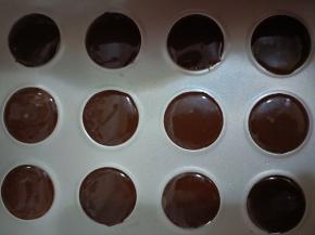 在烤盘里挤出圆形。入预热好的烤箱150度20分钟。