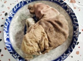 提前煮熟的猪肚一个备用！（猪肚买回来先用面粉抓拌均匀揉搓五分钟左右，用清水清洗干净，再放入葱叶，白醋抓拌揉搓均匀，腌制半个小时，再次用清水清洗干净！放入锅中倒入适量的料酒，生姜，葱段煮至能用筷子扎透就可以捞起来了！）