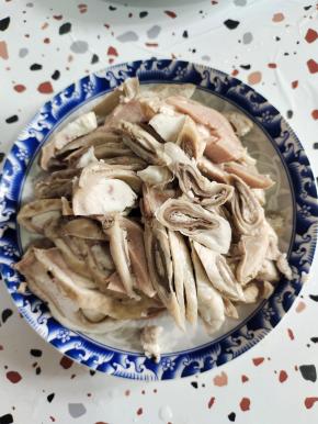 煮熟的猪肚切成条备用！