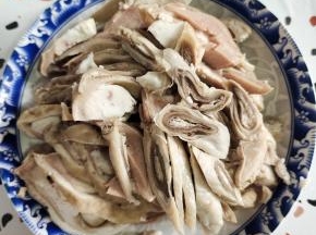 煮熟的猪肚切成条备用！