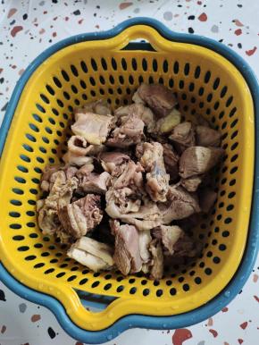 鸡提前剁成小块，焯水，清洗干净沥干水分备用！