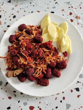 准备红枣，枸杞，党参，虫草花，生姜削皮切成片备用！