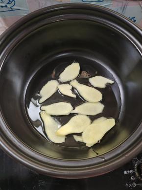 砂锅烧热，放入少许油，把生姜煸炒一下！