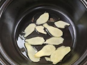 砂锅烧热，放入少许油，把生姜煸炒一下！