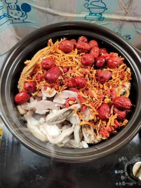 放入切好的猪肚，鸡块，红枣，枸杞，党参，虫草花！