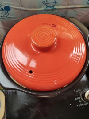 盖上盖子，调小火慢炖一个小时！