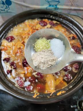 放入适量的盐，胡椒粉和鸡精调味！