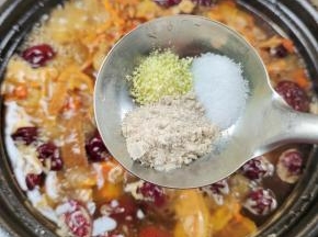 放入适量的盐，胡椒粉和鸡精调味！