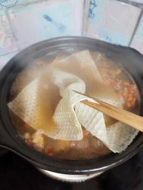 用厨房纸巾把汤里面多余的油吸走！我用了四五张厨房纸巾，直到纸上没有一点油为止！