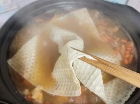 用厨房纸巾把汤里面多余的油吸走！我用了四五张厨房纸巾，直到纸上没有一点油为止！