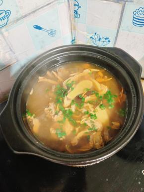 起锅前放入适量的葱花即可！