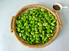 准备好新鲜的蚕豆。