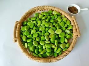 准备好新鲜的蚕豆。
