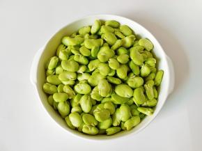 把蚕豆的外衣剥去备用。