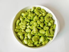 把蚕豆的外衣剥去备用。