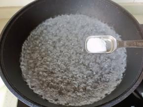 锅里水开加盐一勺，小苏打半勺。