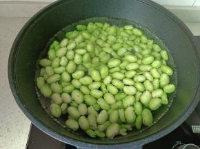 下入蚕豆粒。