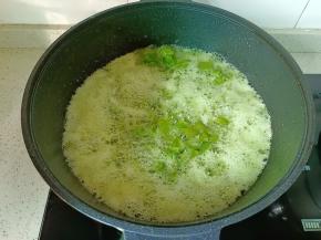 油温五成热放油锅开中火炸。